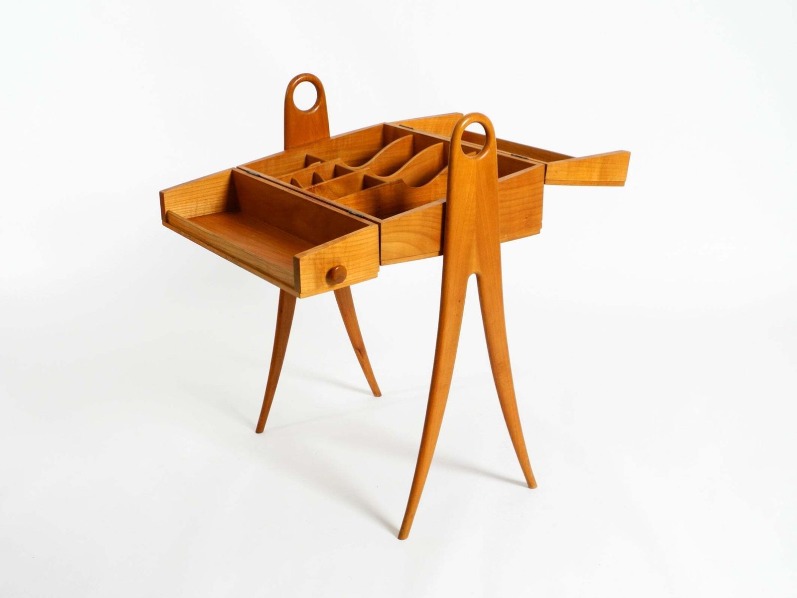 photo furniture Naaibox van essenhout, jaren 1950, met scharnierend deksel, meerdere vakken en gebogen poten