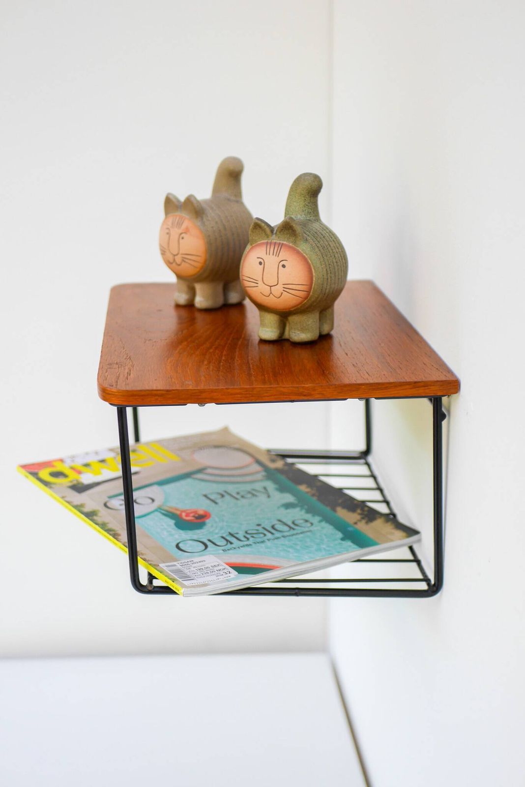 photo furniture Étagère murale flottante vintage, porte-revues String en teck, design années 1960