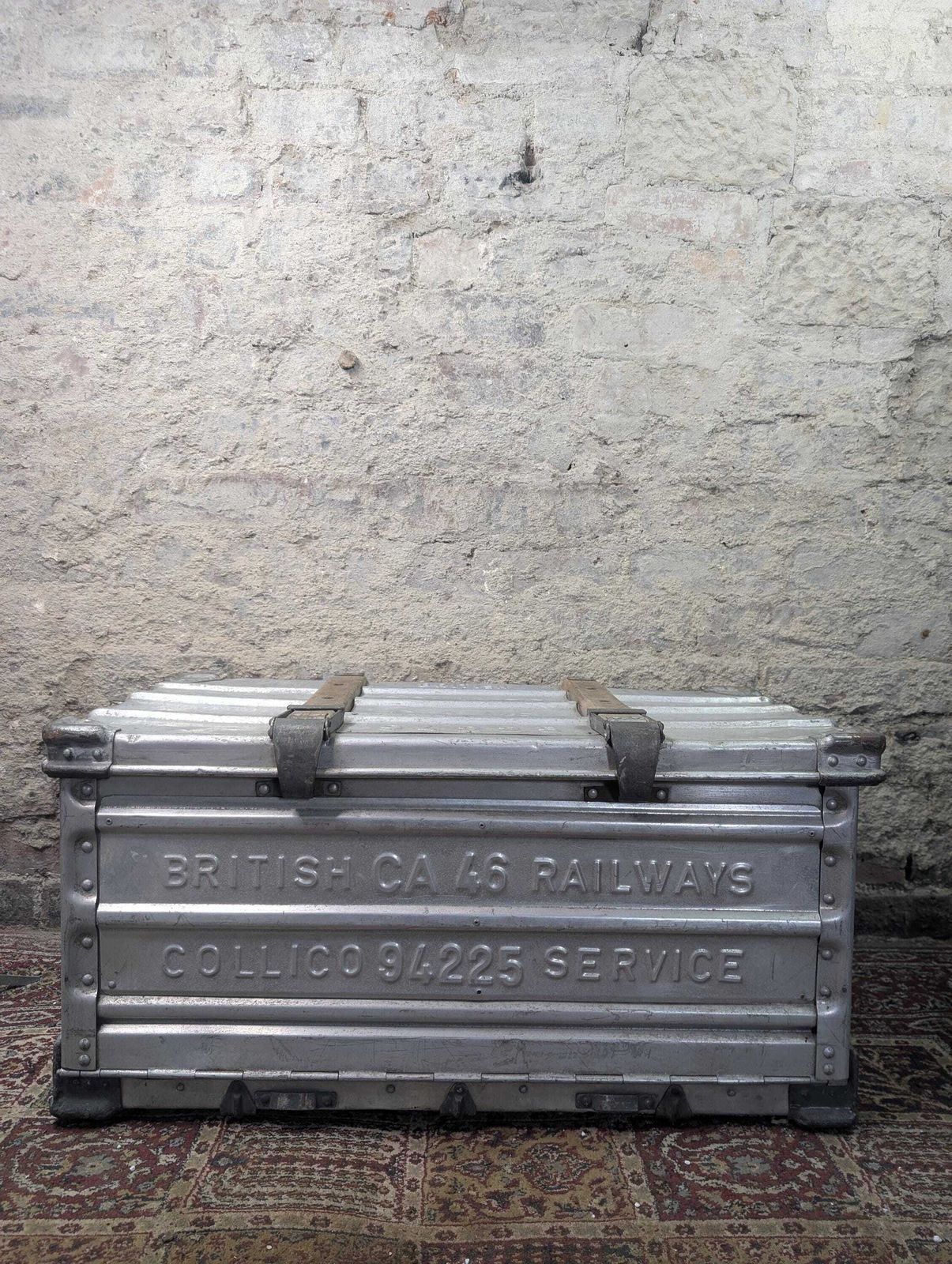 Vintage British Railways Collico aluminium transitkoffer, industriële spoorweg opslagkist photo furniture