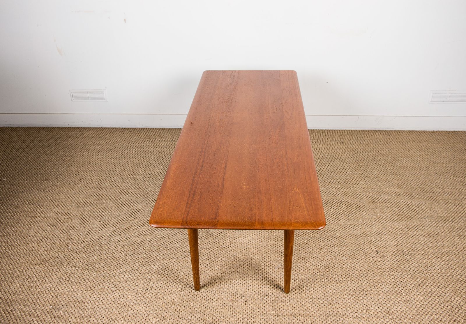 Table basse danoise à deux plateaux en teck et cannage, modèle FD 516, par Peter Hvidt et Orla Mølgaard pour France & Søn, 1965. photo Mobilier
