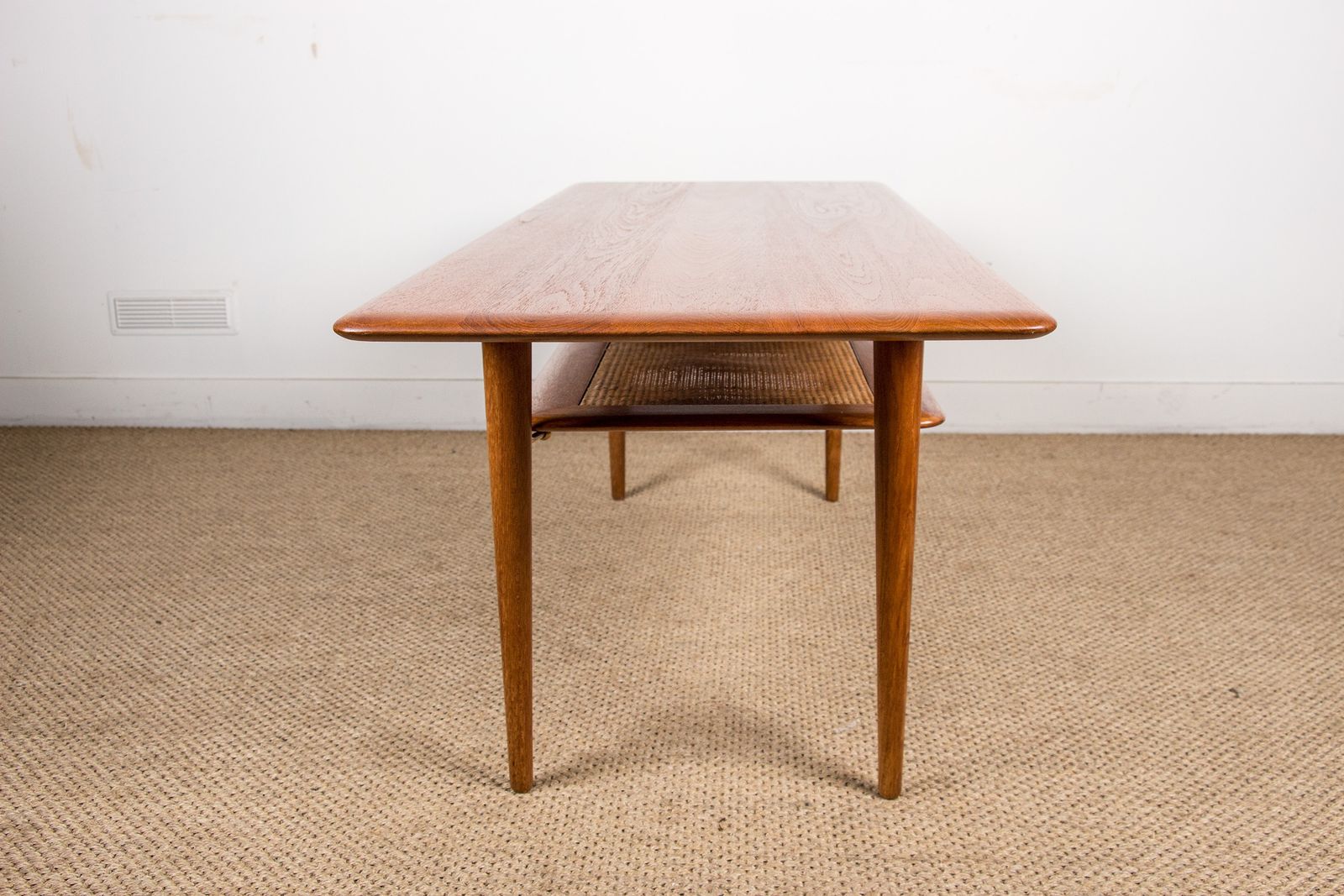 Table basse danoise à deux plateaux en teck et cannage, modèle FD 516, par Peter Hvidt et Orla Mølgaard pour France & Søn, 1965. photo vinterior