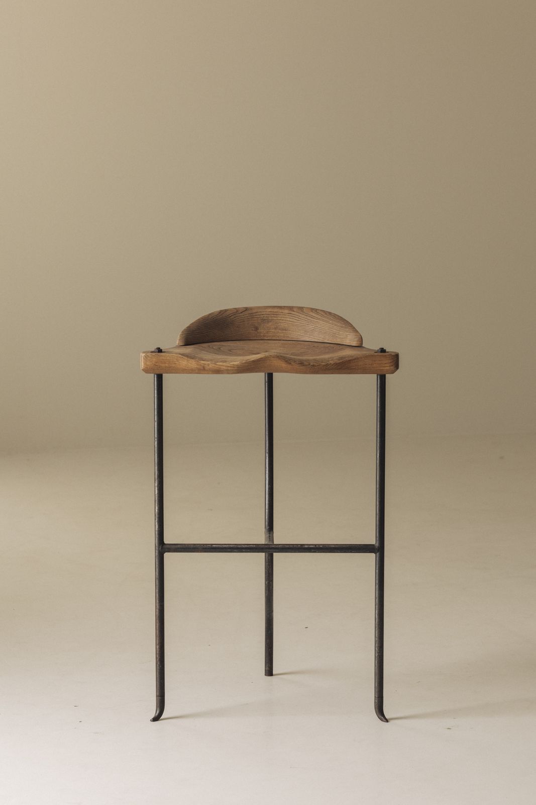 photo furniture Zeldzame 'Noah' kruk van Nigel Coates voor Scp uit 1988.