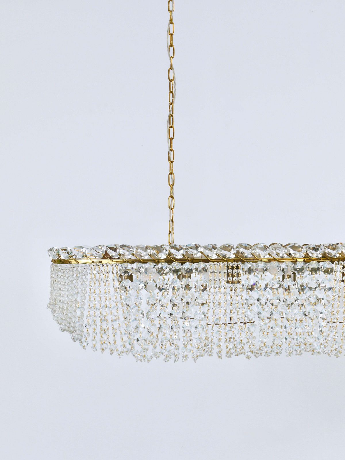 J.T. Kalmar Josef Frank 58" Zeppelin kristallen en messing hanglamp, Wenen, ca. jaren 1950 photo Verlichting
