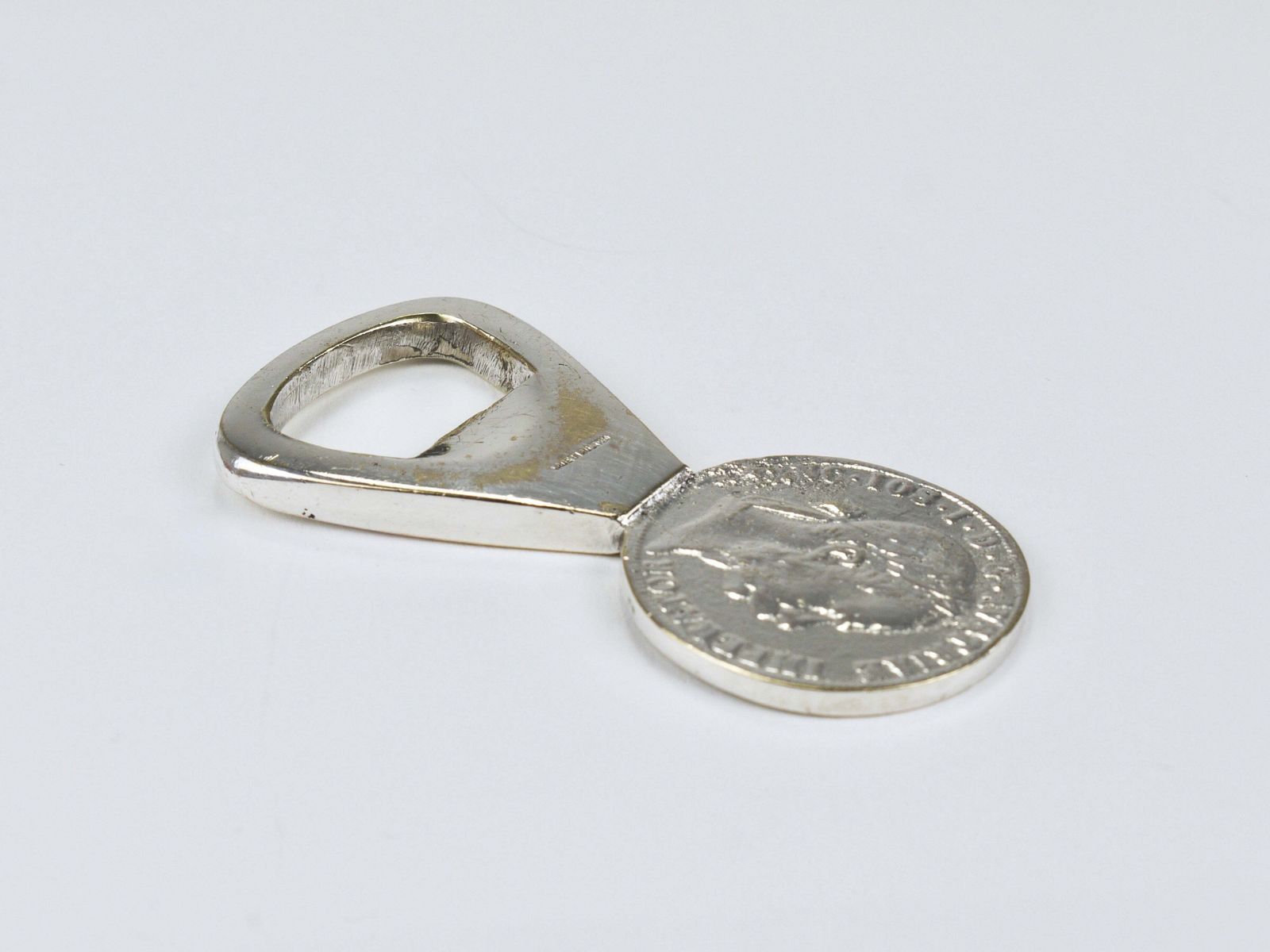Carl Auböck Verzilverde Messing Flessenopener, Habsburg 2 Florin Munt, Oostenrijk 1950 photo for sale