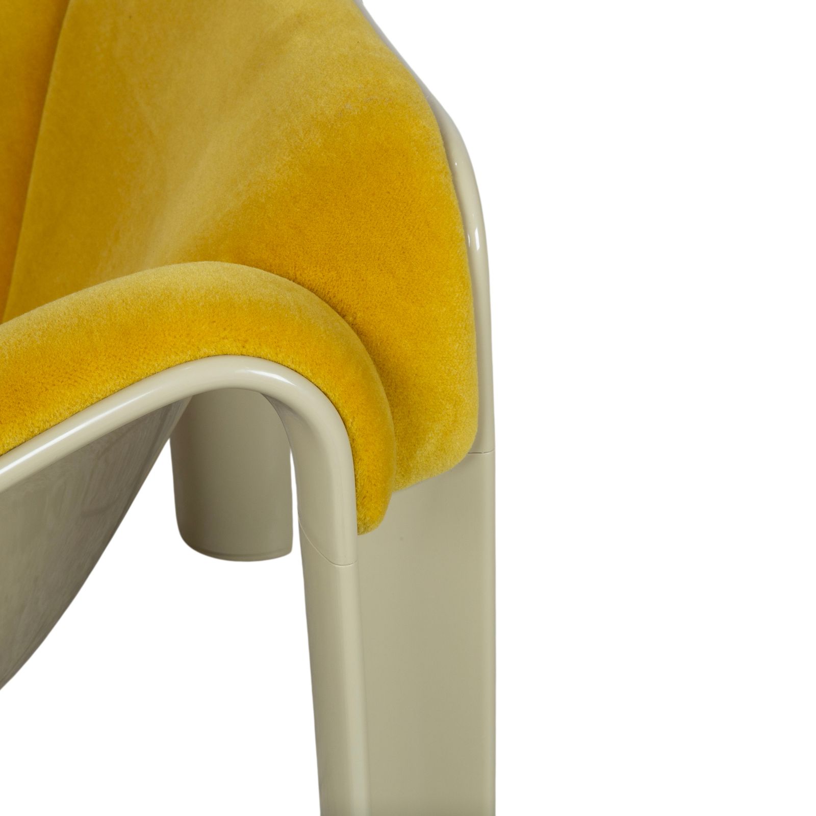 Fauteuil Gubi F300 en tissu jaune, coque crème photo 3017.0