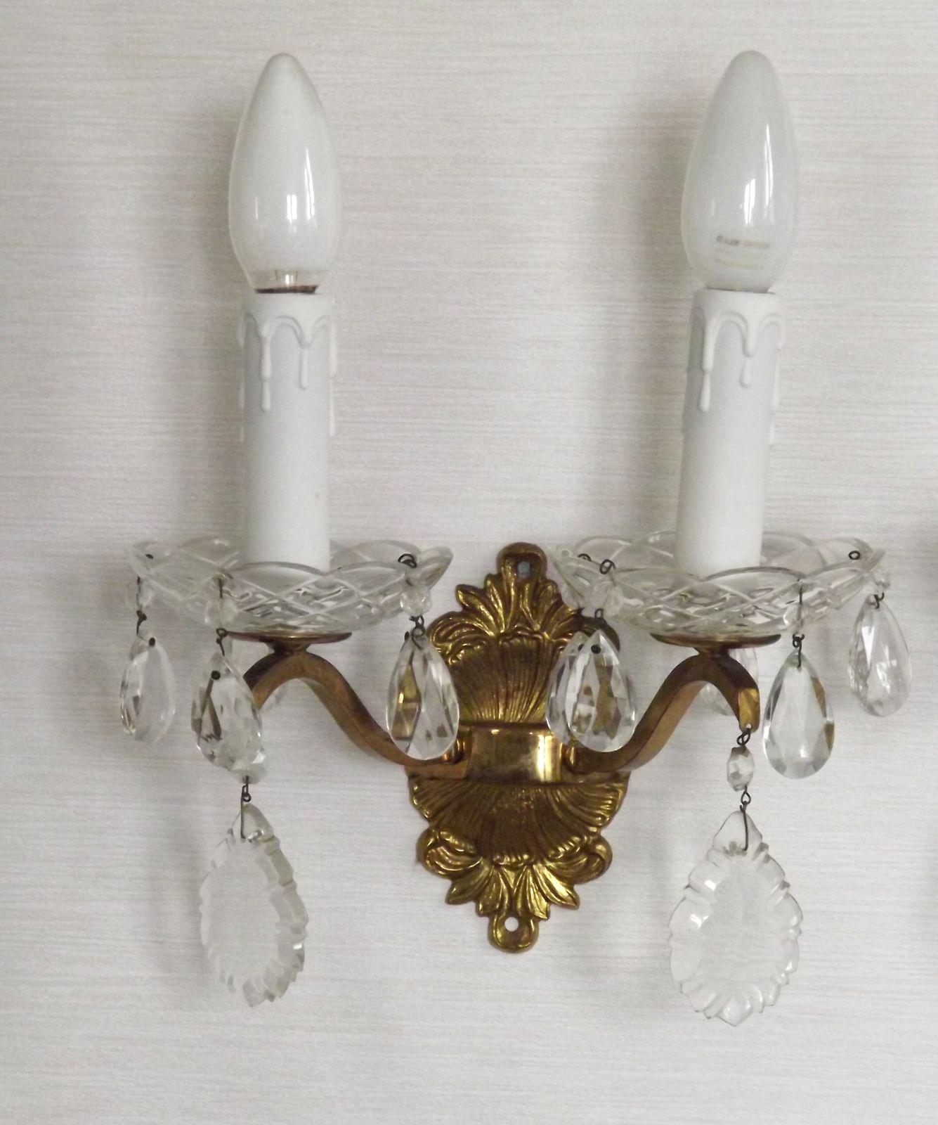 Paire d'appliques doubles vintage françaises en laiton et cristal, avec bobèches en verre taillé photo Luminaires