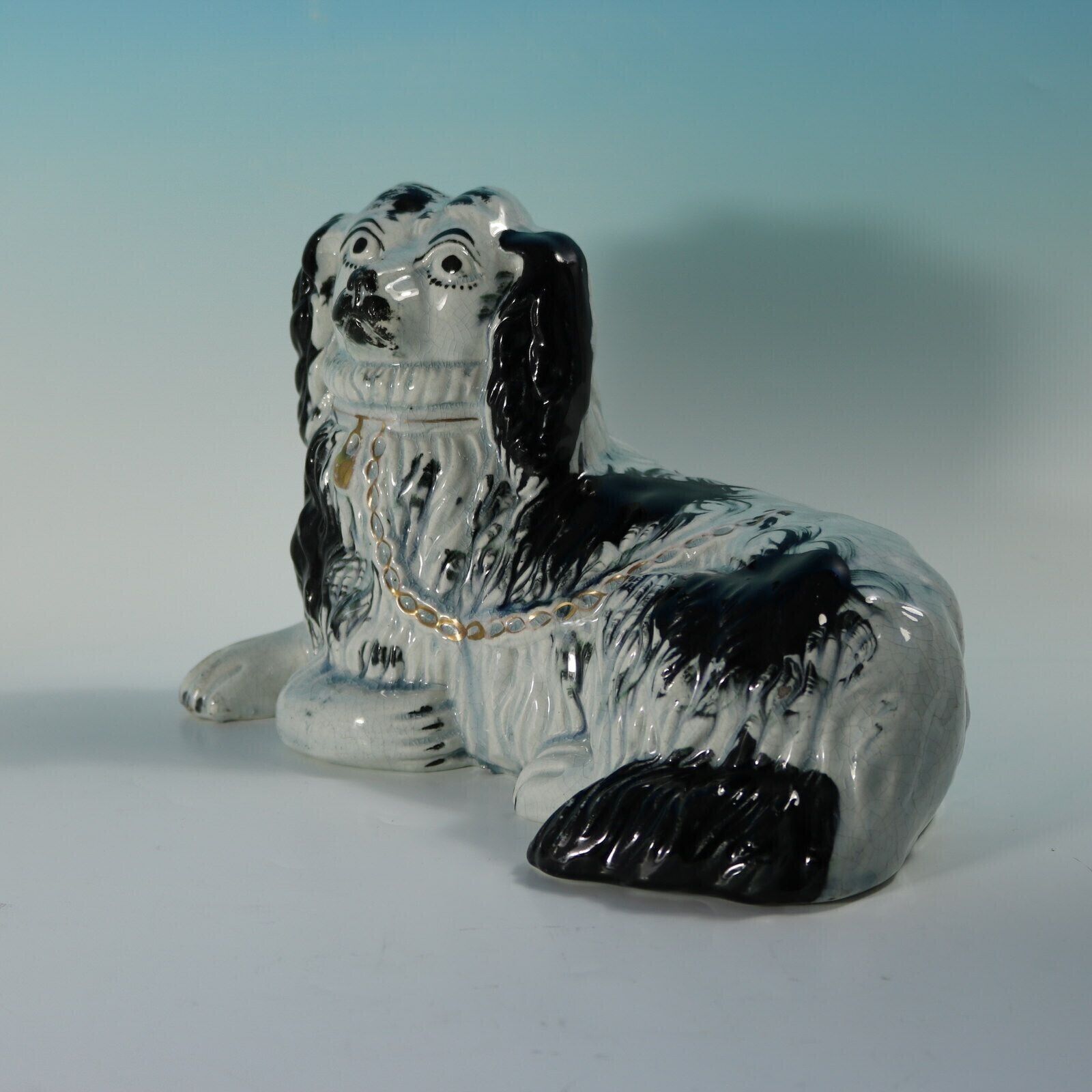 Zeldzame Staffordshire Pottery liggende spaniël photo vinterior