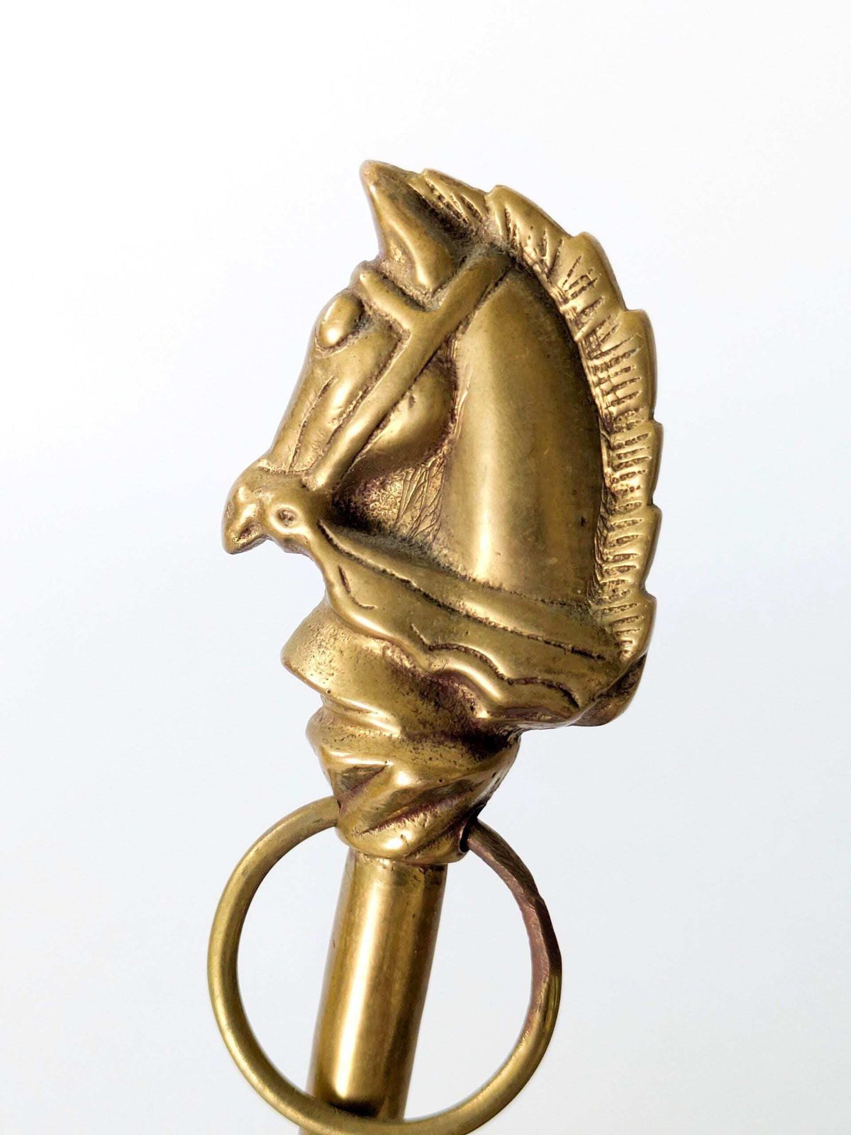 Woonaccessoires Vintage schoenlepel van massief messing met paardenhoofd en handgreep, equestrian entreehal decoratie photo