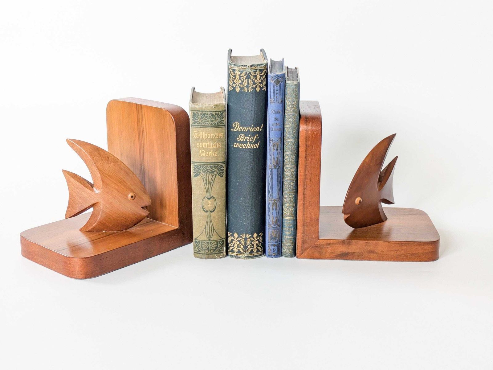 Vintage jaren 1960 MCM Teak Fish Bookends Pair Carved Wood Angelfish Bookshelf Decor photo Woonaccessoires