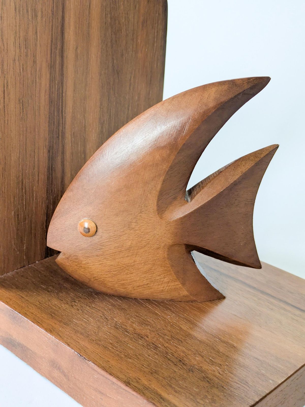 photo furniture Vintage jaren 1960 MCM Teak Fish Bookends Pair Carved Wood Angelfish Bookshelf Decor
