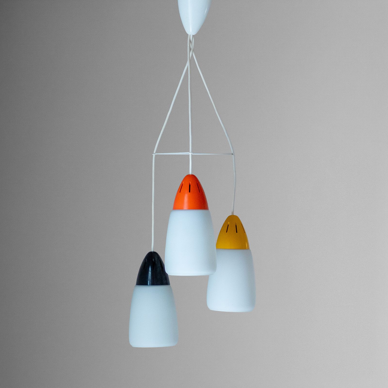 Postmodern hanglamp met 3 lichtpunten in opaalglас en ijzer, Stilnovo-stijl photo for sale