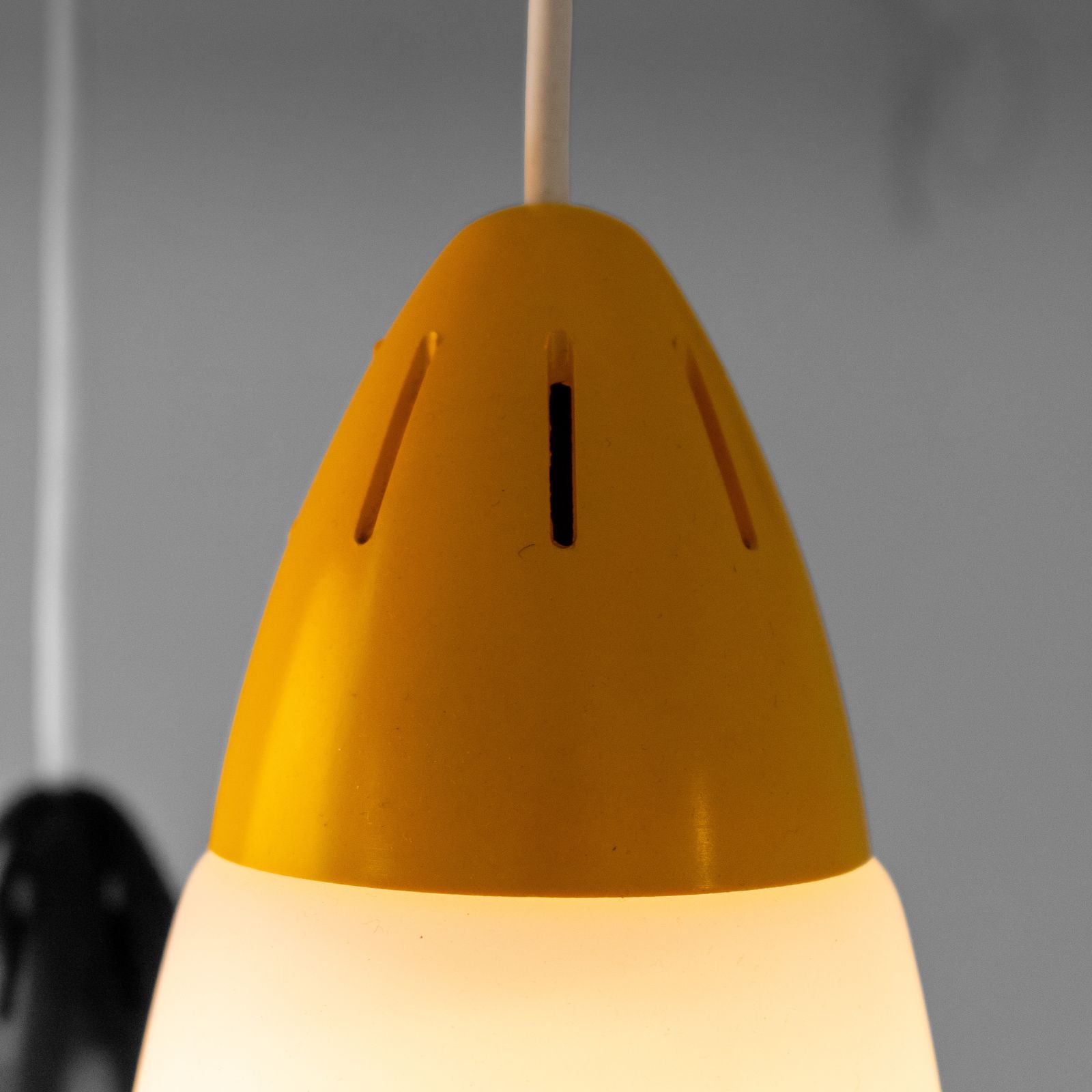 photo for sale Postmodern hanglamp met 3 lichtpunten in opaalglас en ijzer, Stilnovo-stijl