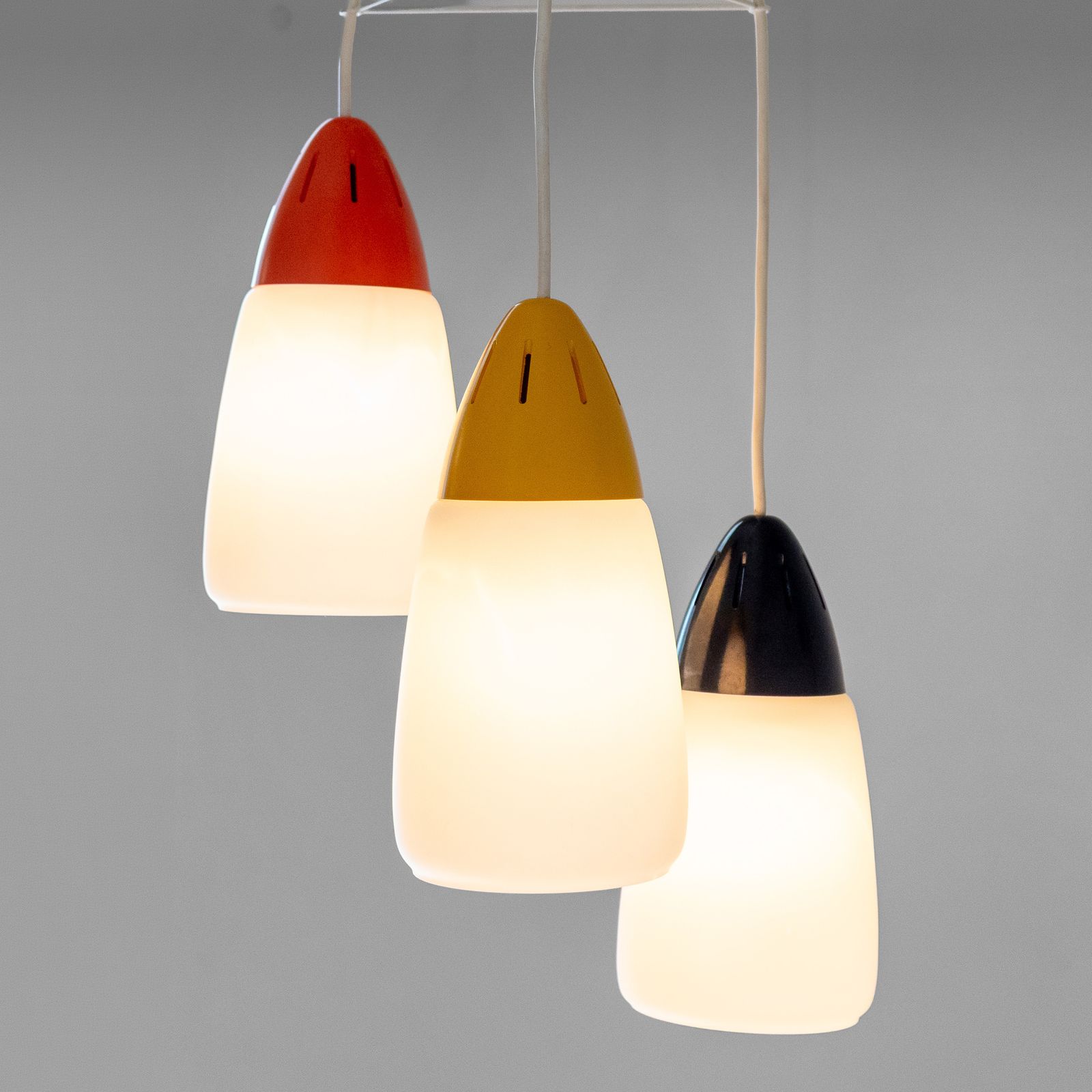 800.0 Postmodern hanglamp met 3 lichtpunten in opaalglас en ijzer, Stilnovo-stijl photo