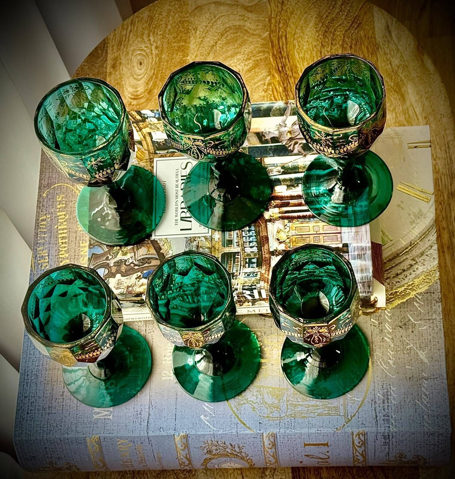 Set van zes groene en vergulde bokalen van de Russische Keizerlijke Glasfabriek, St. Petersburg, ca. 1800-1810 photo vintage