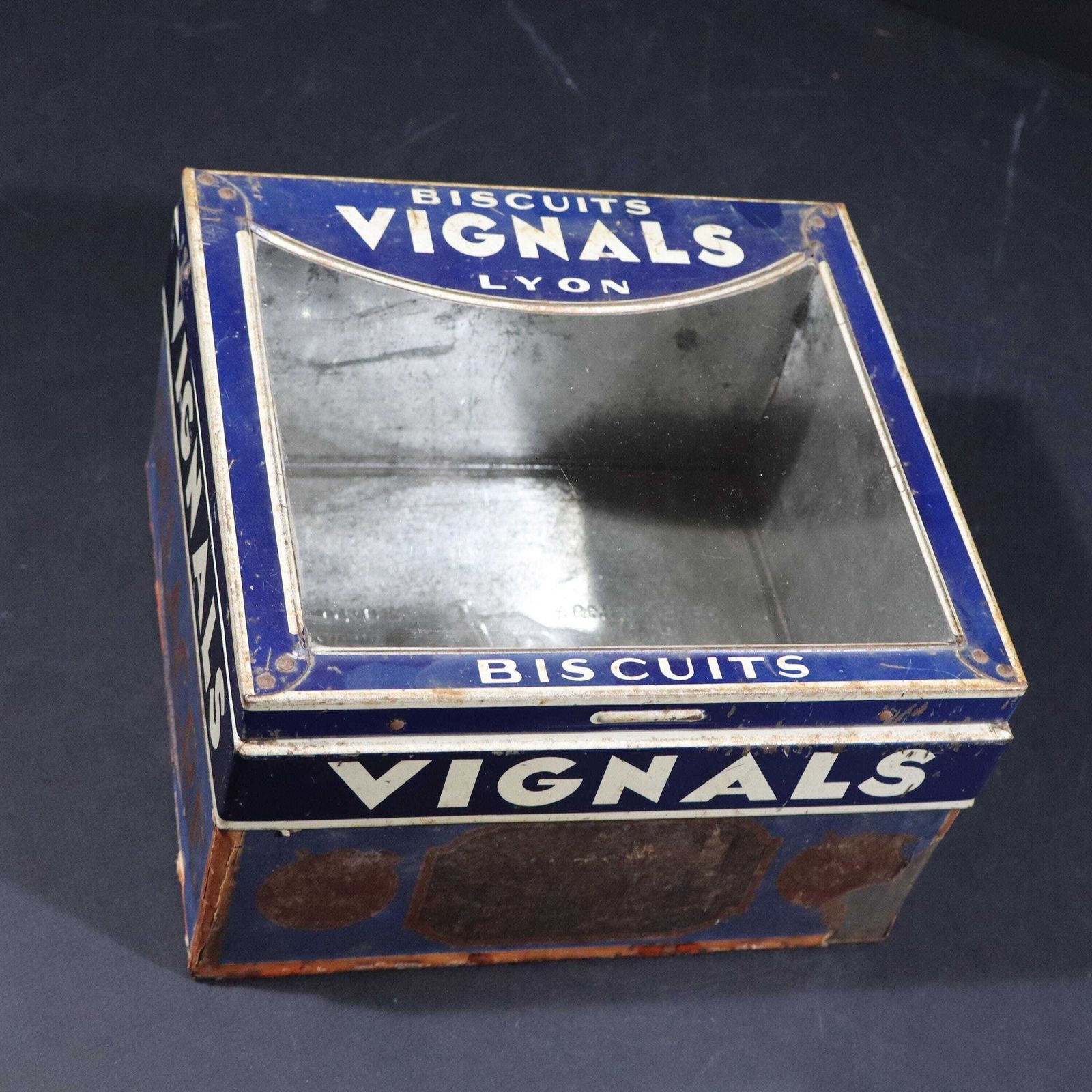 Antieke Franse reclamedoos van blik met venster, Vignals Biscuit photo furniture
