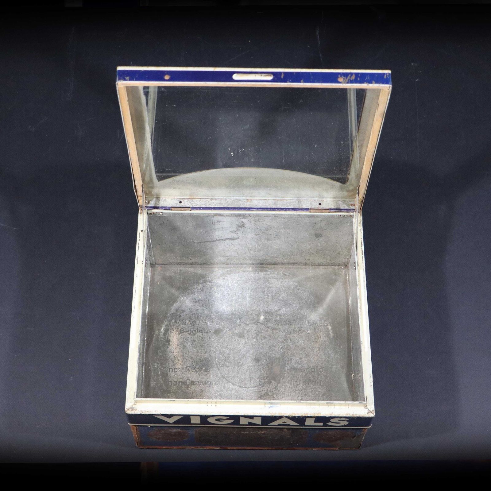 Antieke Franse reclamedoos van blik met venster, Vignals Biscuit photo 287.0