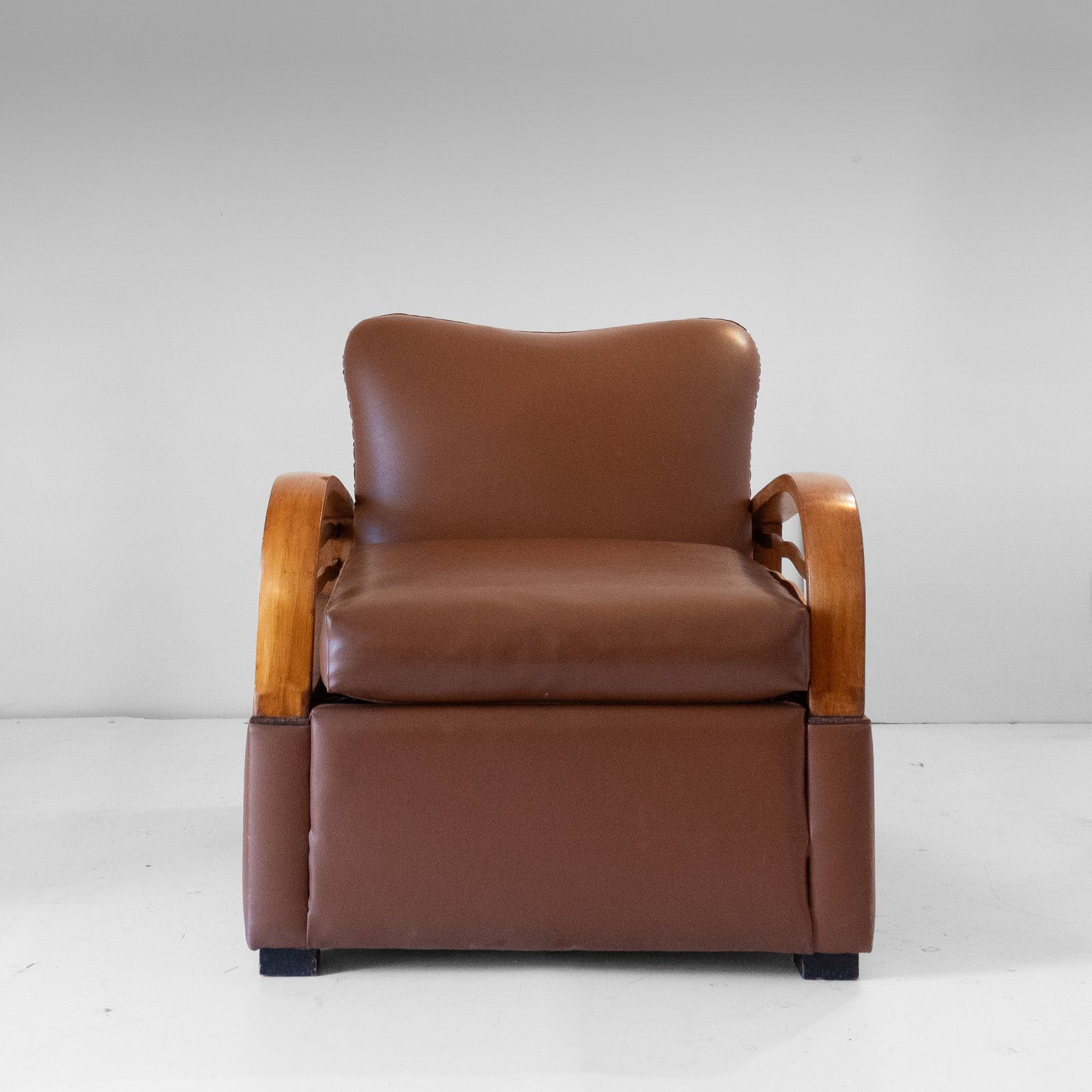 Italiaanse art déco opklapbare fauteuil / slaapstoel in bruin imitatieleer, jaren 1920. photo 1990.0
