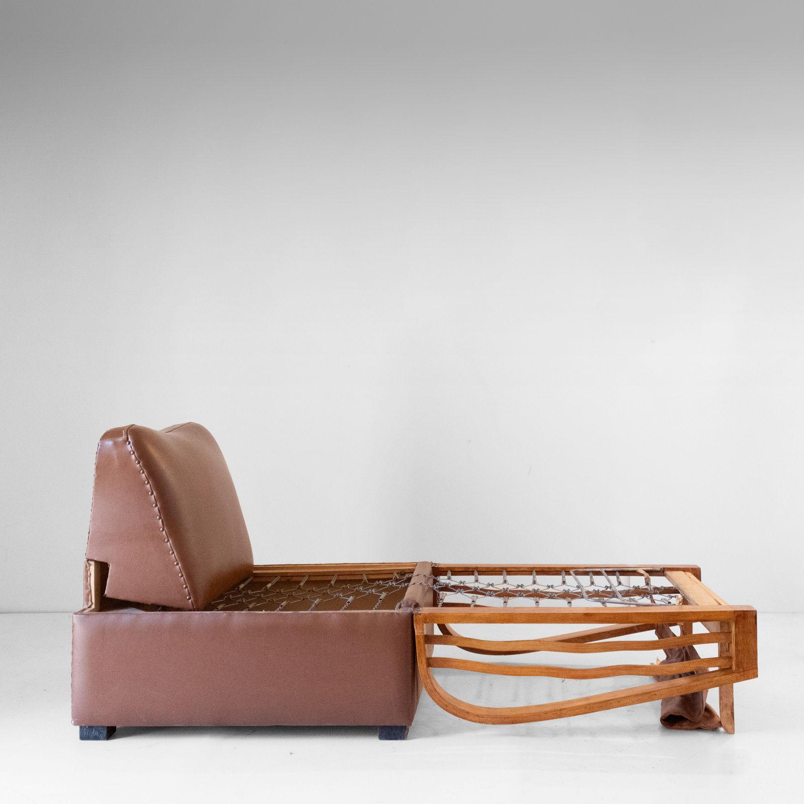 Meubels Italiaanse art déco opklapbare fauteuil / slaapstoel in bruin imitatieleer, jaren 1920. photo