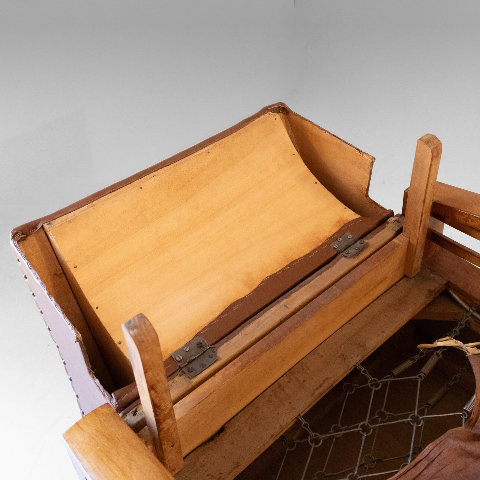 photo vintage Italiaanse art déco opklapbare fauteuil / slaapstoel in bruin imitatieleer, jaren 1920.