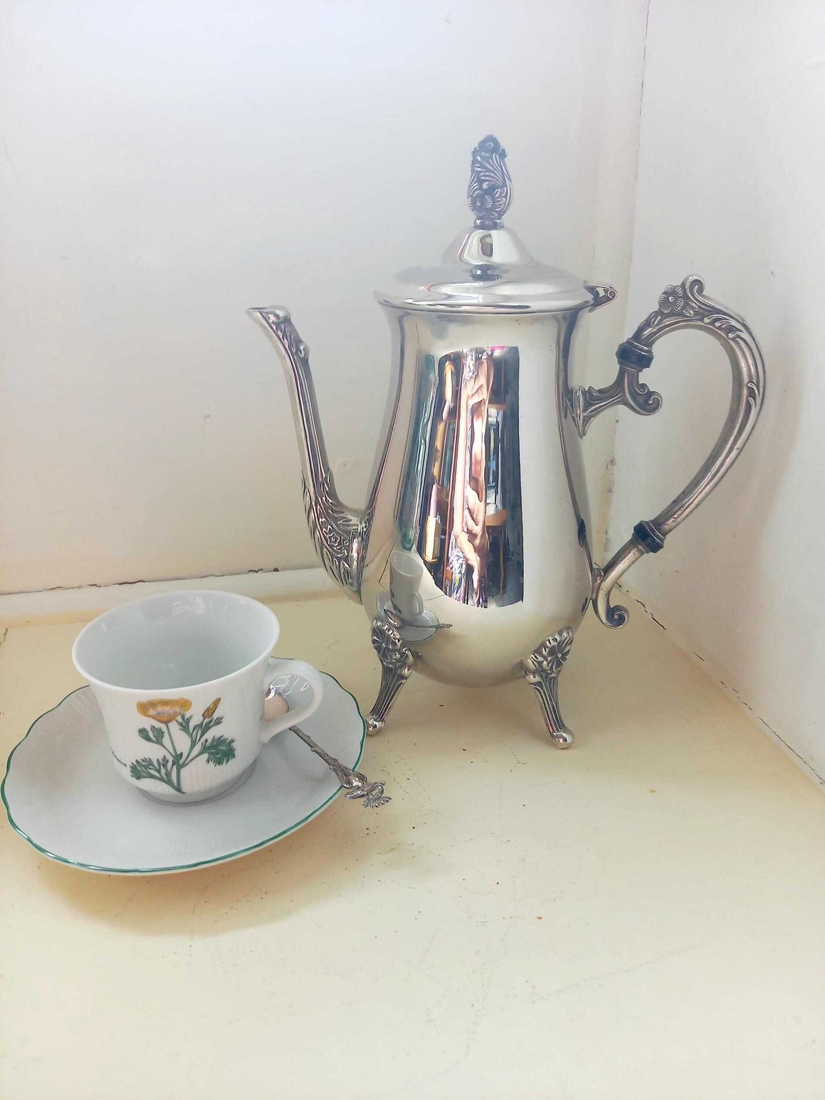 Cafetière en métal argenté, art de la table hôtelier, France