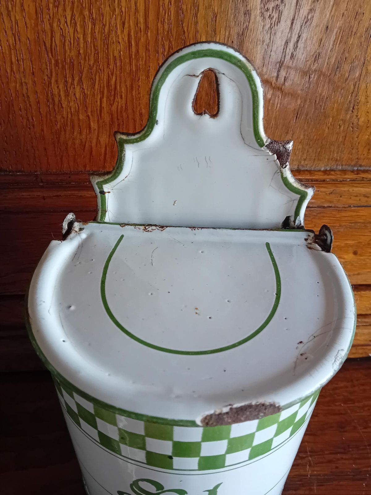 Zoutdoos Frans Vintage, wit en groen emaille met gebruikssporen photo vinterior