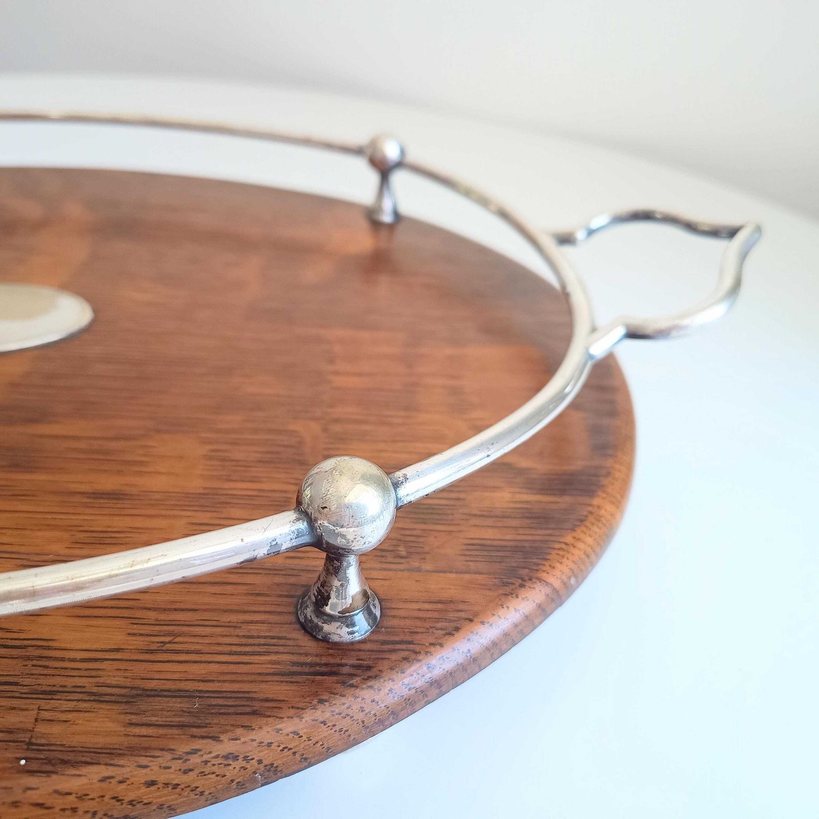 photo vintage Antiek Victoriaans eiken dienblad met verzilverd metaal, scheepsstijl, bal- en railing galerij, bun feet