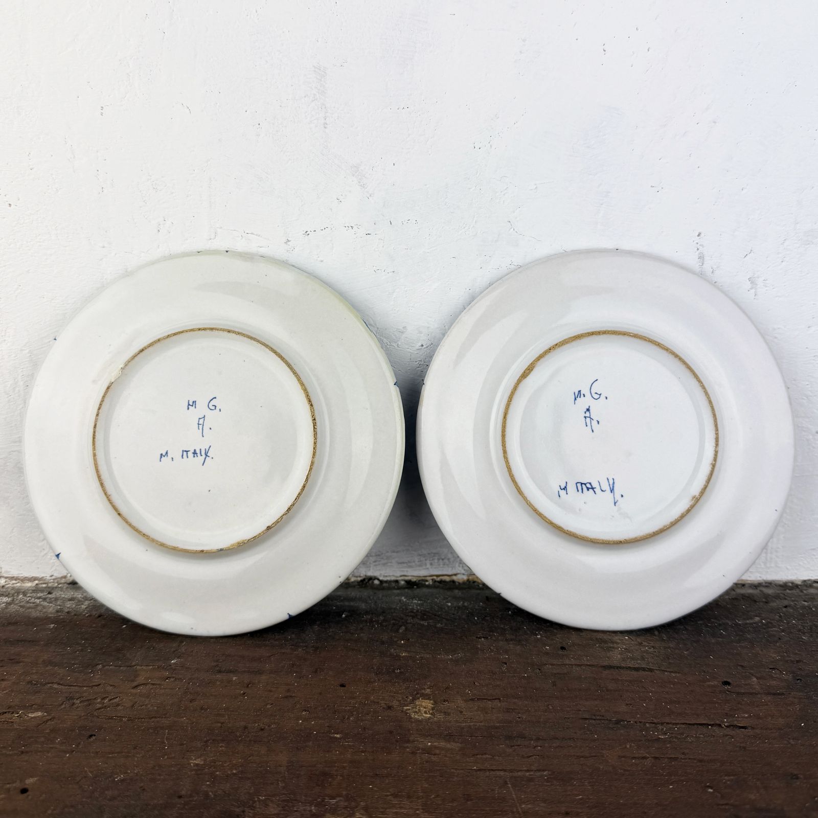 Paar antieke handgeschilderde keramische borden uit Albisola door Giuseppe Mazzotti, wit en blauw maiolica cherubijnenborden photo vinterior