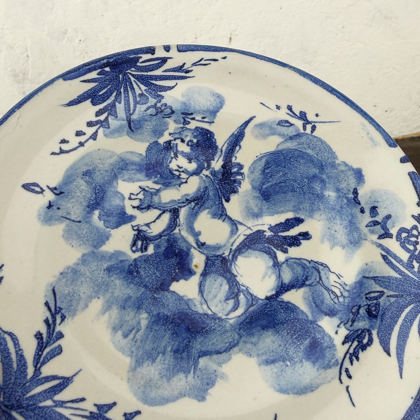 Paar antieke handgeschilderde keramische borden uit Albisola door Giuseppe Mazzotti, wit en blauw maiolica cherubijnenborden photo for sale
