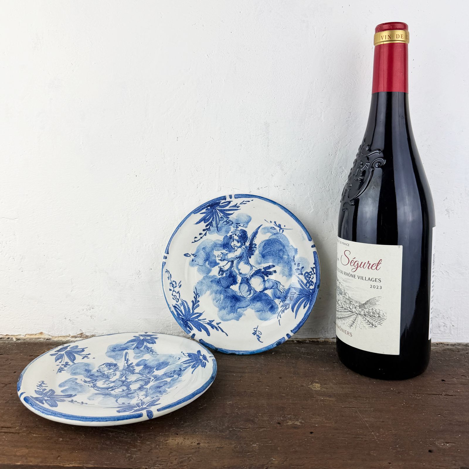 112.0 Paar antieke handgeschilderde keramische borden uit Albisola door Giuseppe Mazzotti, wit en blauw maiolica cherubijnenborden photo