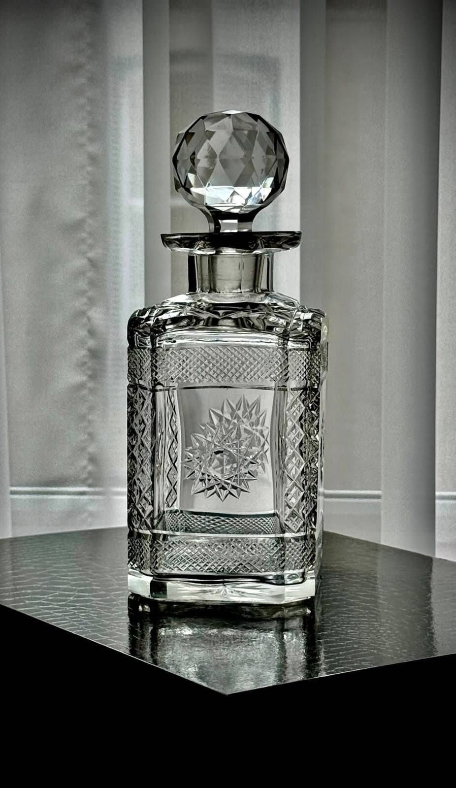 photo for sale Vintage whiskykaraf van geslepen glas met gefacetteerde stop