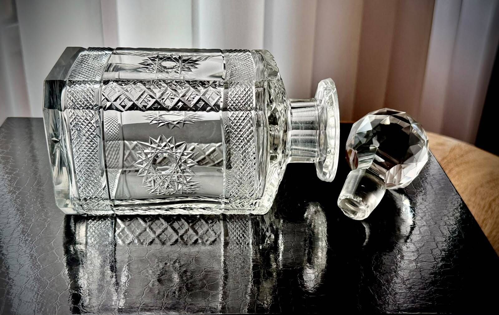 photo vinterior Vintage whiskykaraf van geslepen glas met gefacetteerde stop