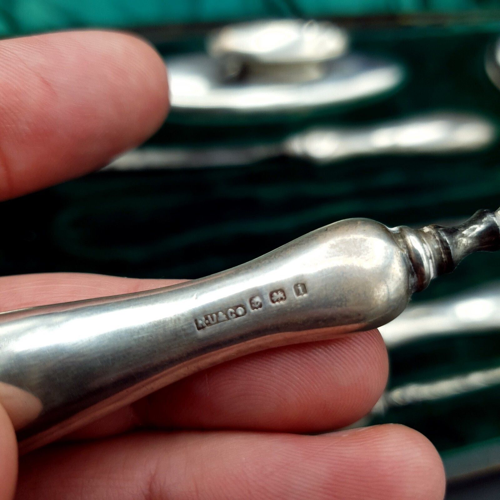 photo vintage Antiek manicureset met zilveren handvatten 1908 BHM Silver R.U & Co & W.G.K maker en doos