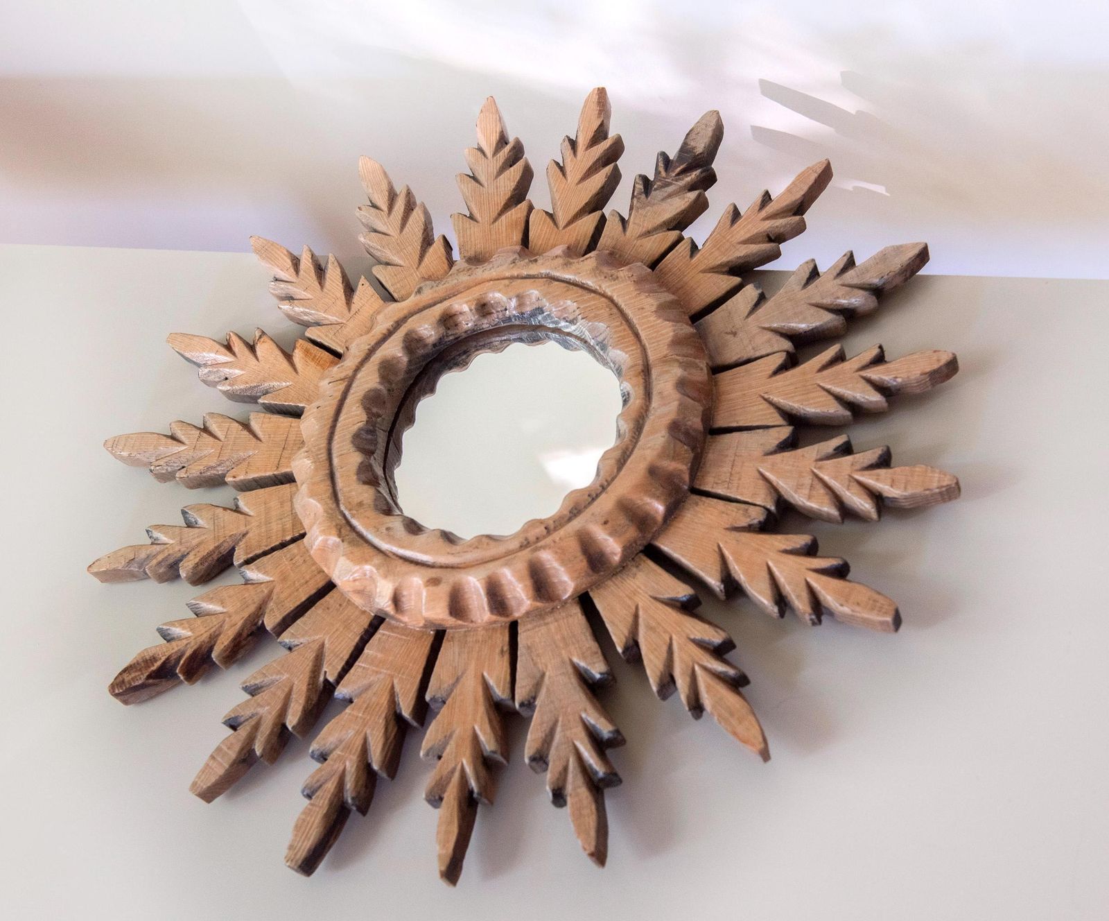 Vintage houten sunburst spiegel, gesneden bladeren wandspiegel, Hollywood Regency sunburst wanddecoratie photo vintage