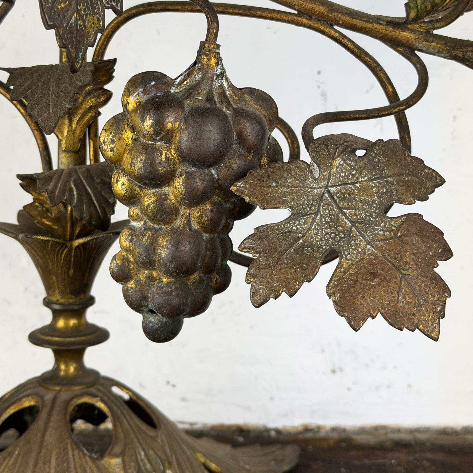 Antieke Franse Kandelaar, Kerkelijke Kaarsenhouder met Bloemen en Druiven photo furniture