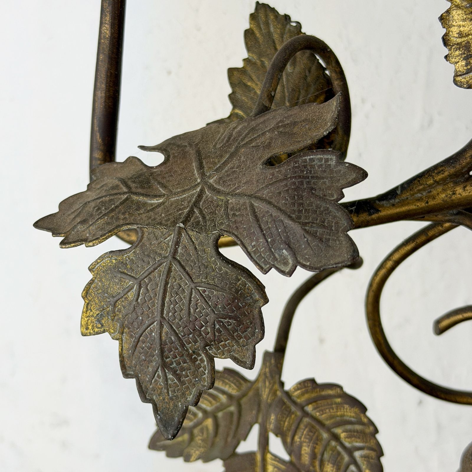 photo buy Antieke Franse Kandelaar, Kerkelijke Kaarsenhouder met Bloemen en Druiven