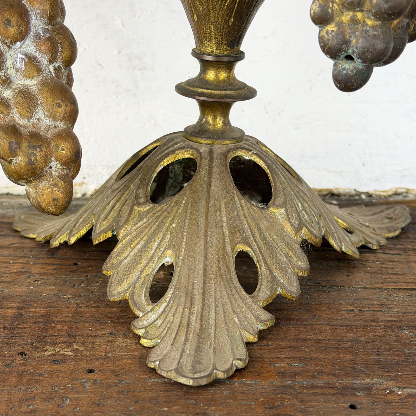 Antieke Franse Kandelaar, Kerkelijke Kaarsenhouder met Bloemen en Druiven photo for sale