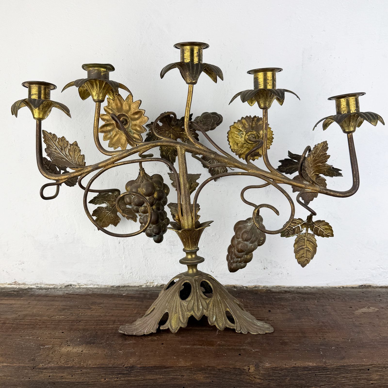 Woonaccessoires Antieke Franse Kandelaar, Kerkelijke Kaarsenhouder met Bloemen en Druiven photo