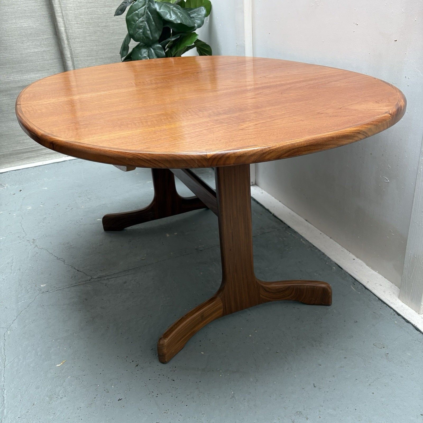 Midcentury G Plan “Fresco” Oval Extending Teak Whale Tail Dining Table C.1960s photo Furniture