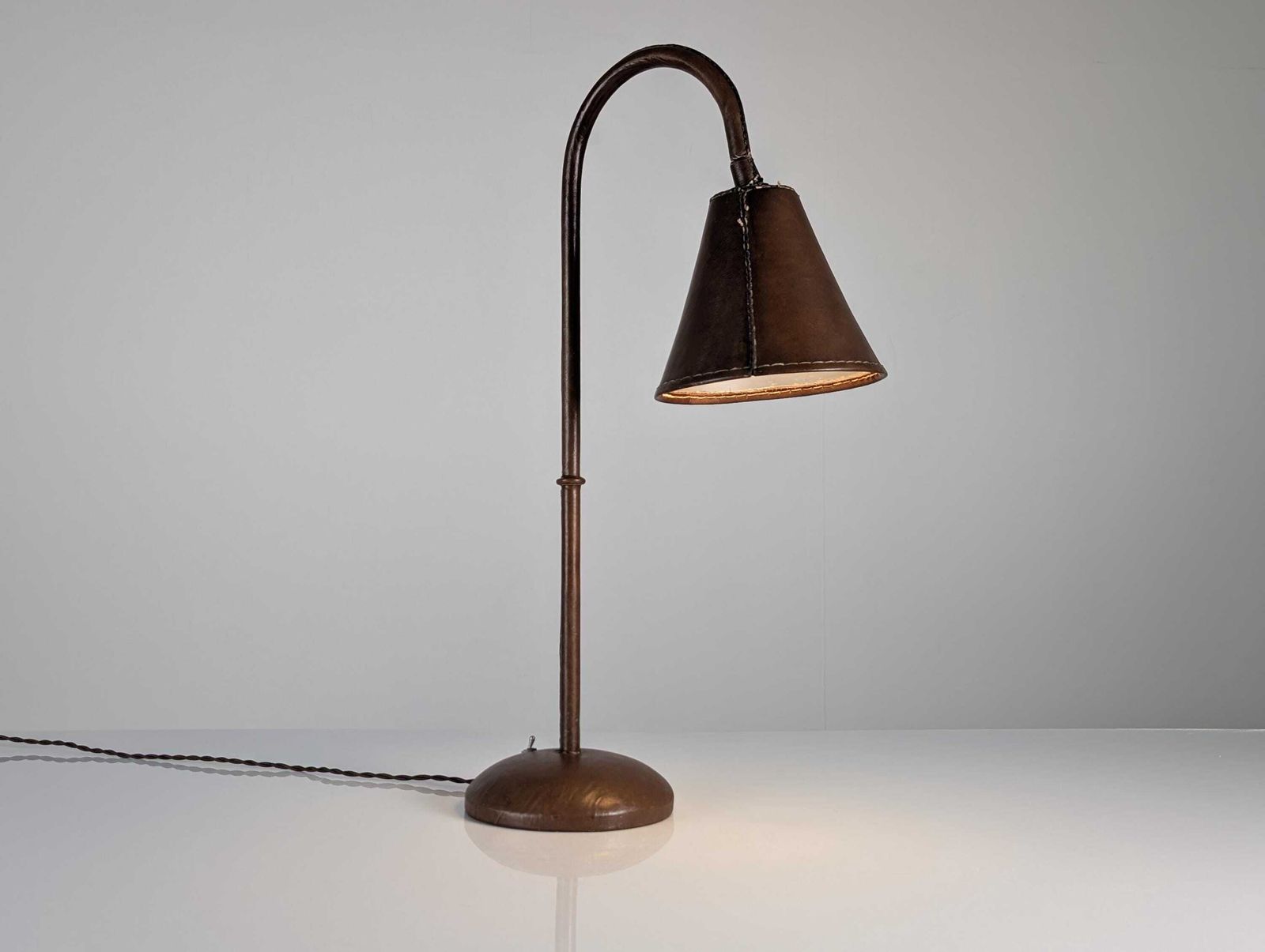 Lampe de table en cuir cousu par Jacques Adnet, France, années 1950 photo furniture