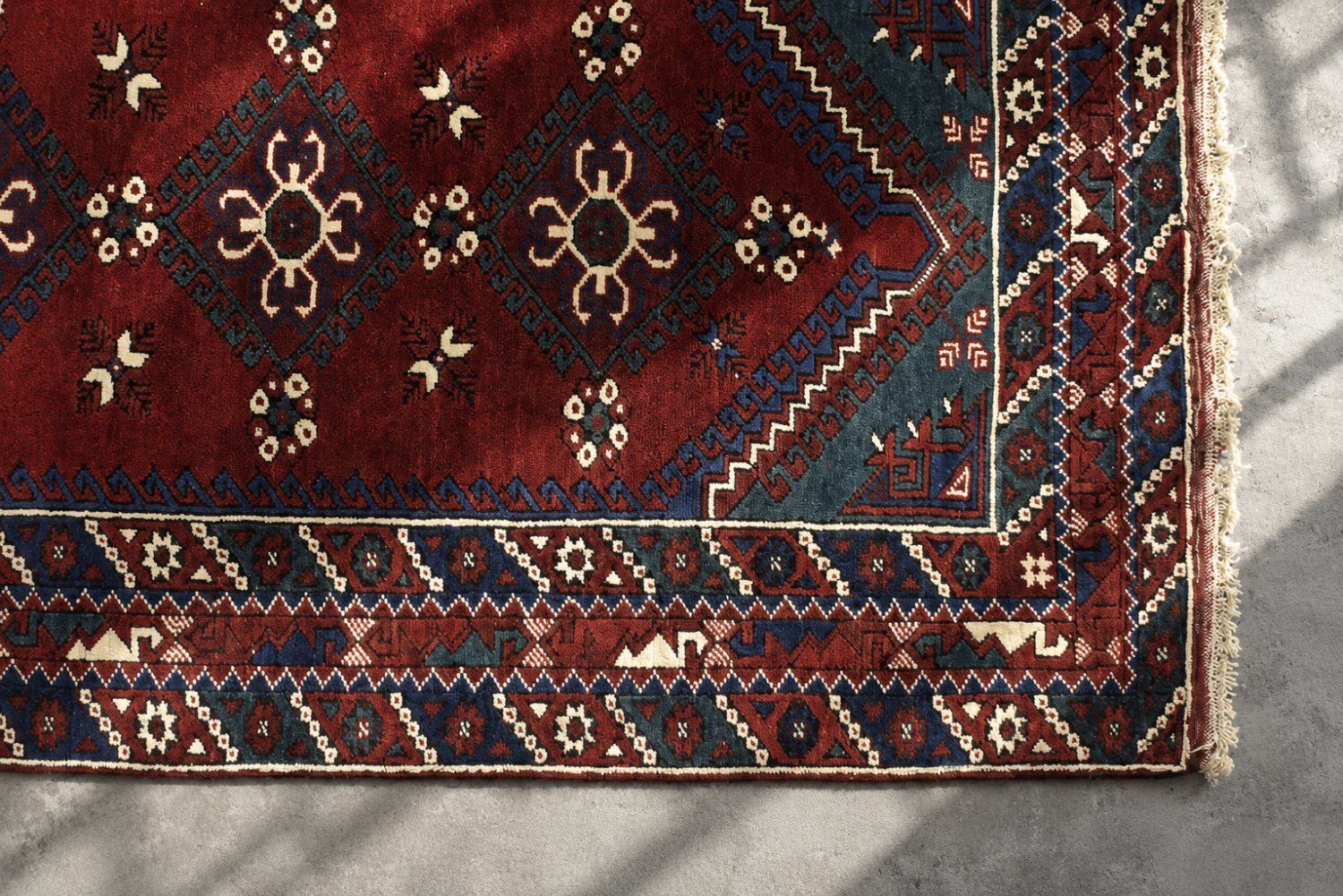 Textiel Vintage rood handgeweven Afghaans tapijt, jaren 1970 photo