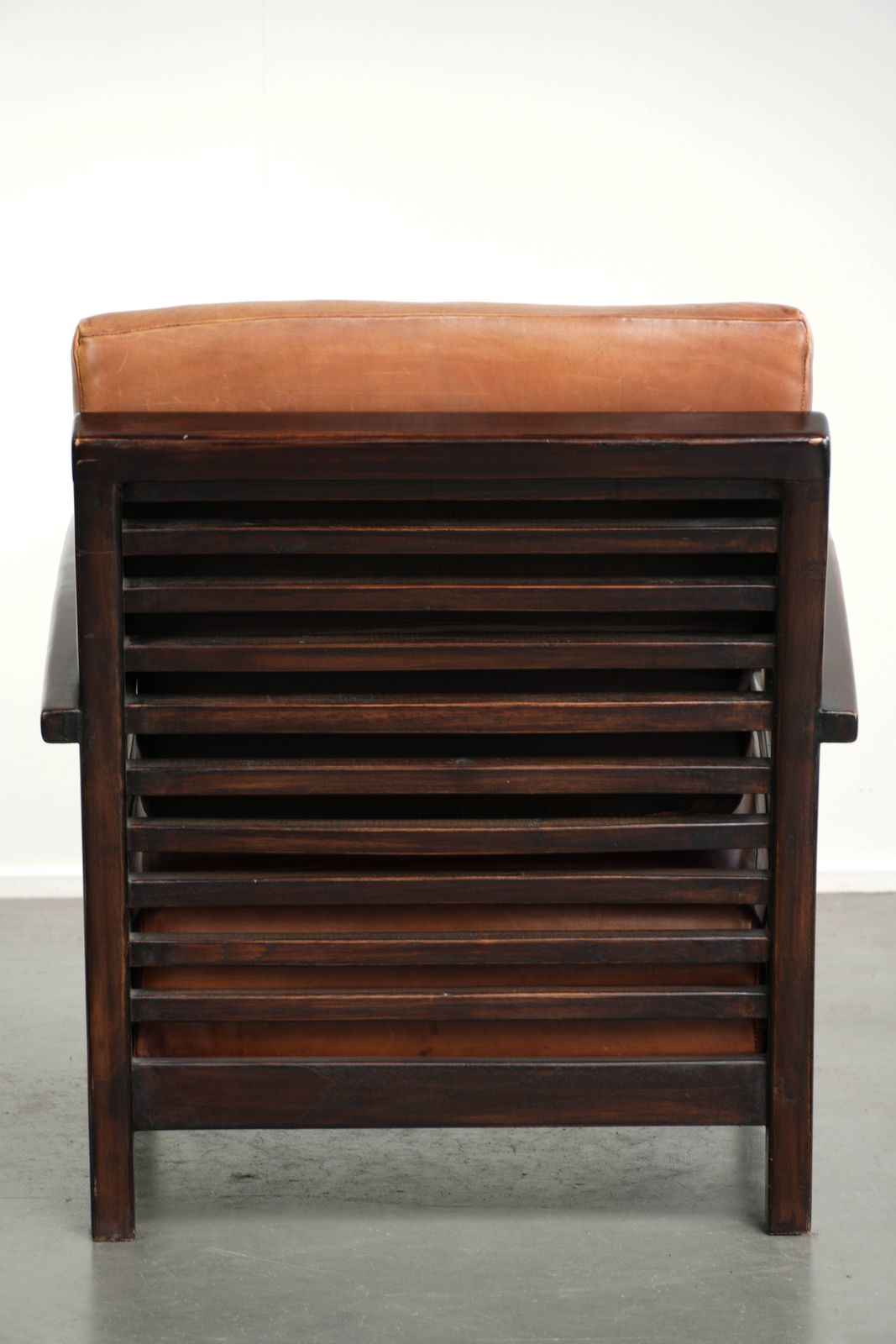 Elegante Fauteuil Van Koeienhuid Met Mooie Details In Een Tijdloos Art Deco Ontwerp photo Meubels
