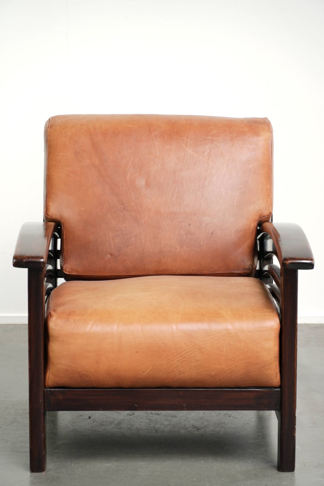 Comfortabele Cognackleurige Rundleren Fauteuil in Art Deco Design photo furniture