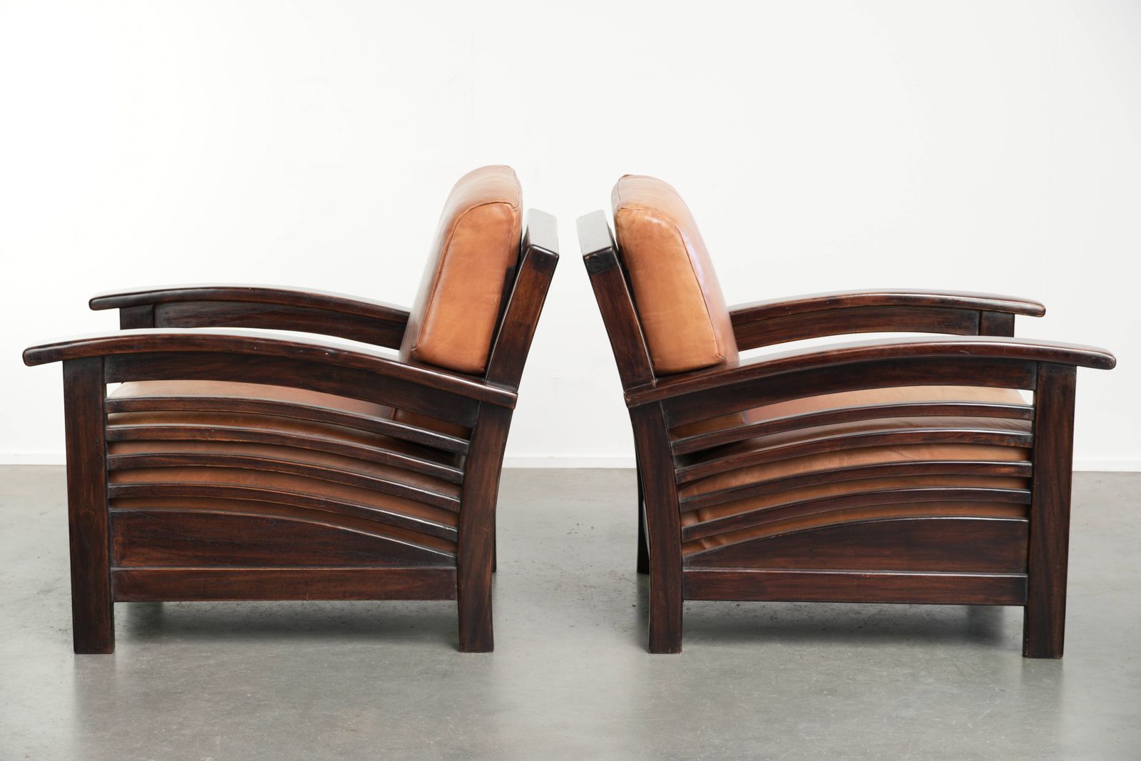 Set van 2 cognackleurige art deco fauteuils van koeienhuid, 20e eeuw photo Meubels