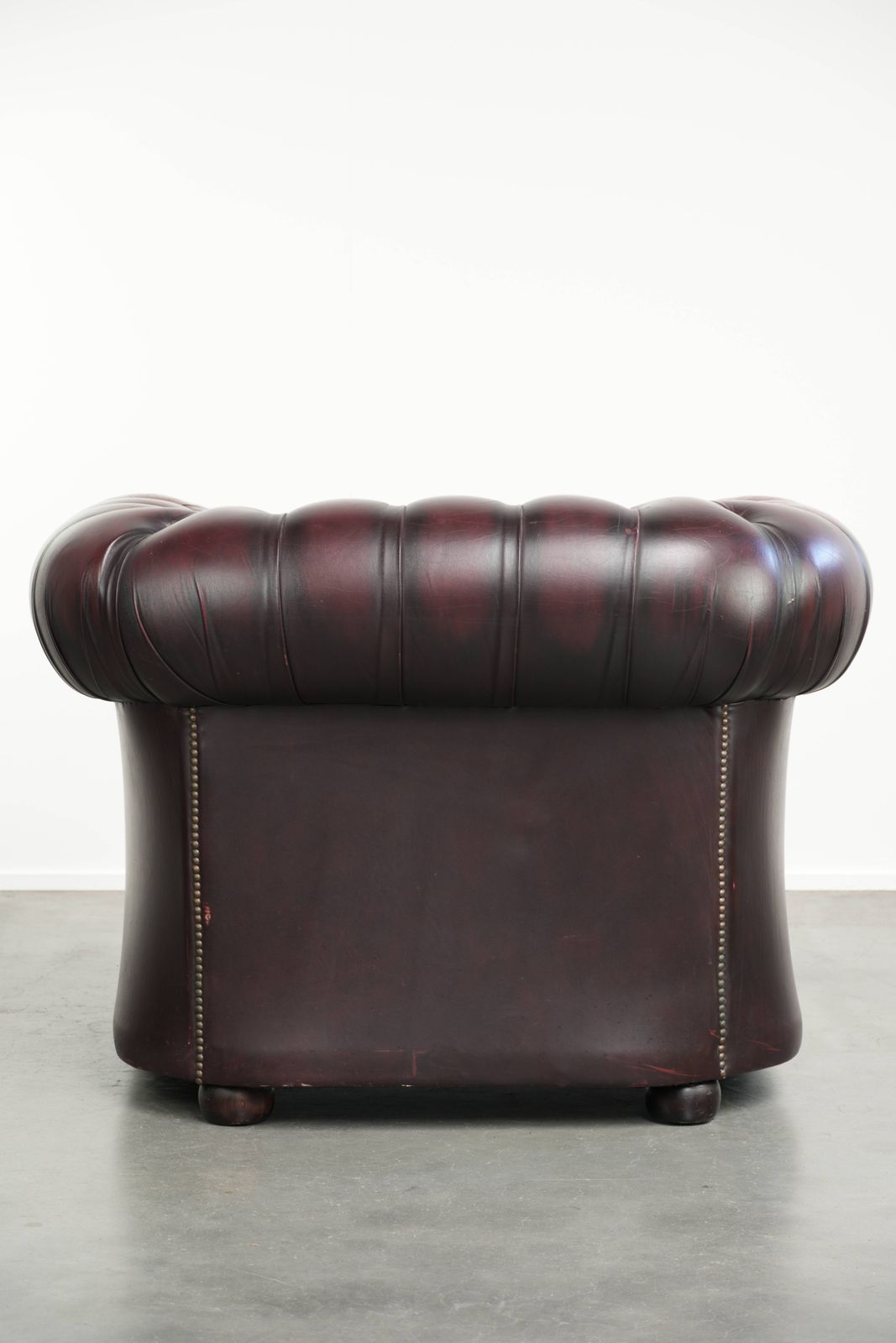 Chique Engelse Chesterfield Club Fauteuil met Gebruikssporen in een Tijdloze Rode Kleur photo Meubels