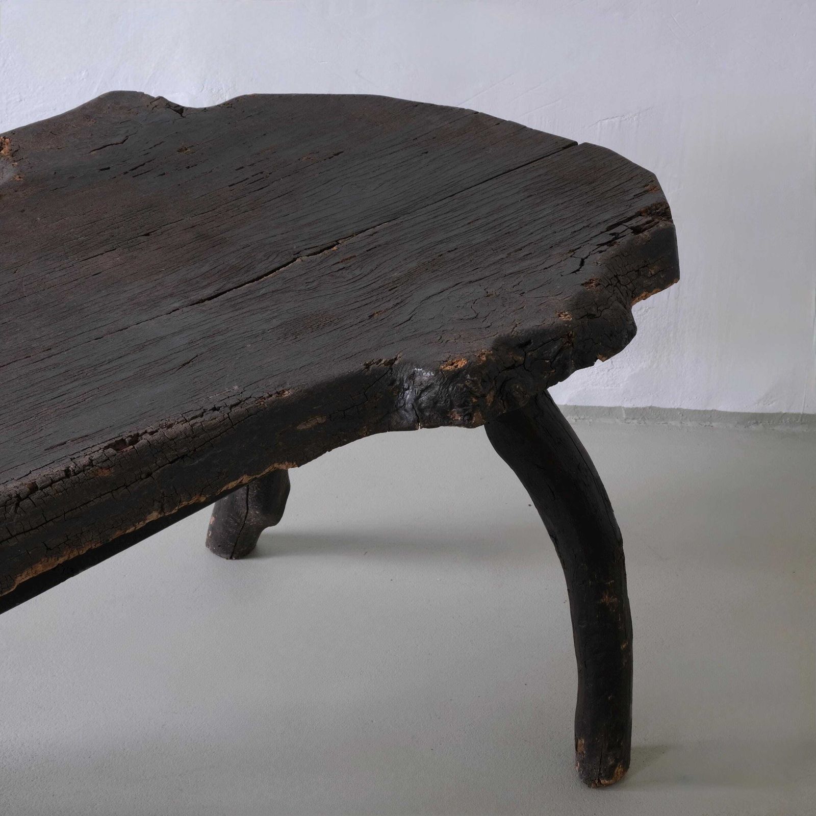 photo furniture Wabi Sabi Rustiek Donkerhouten Bijzettafel | België | Vintage
