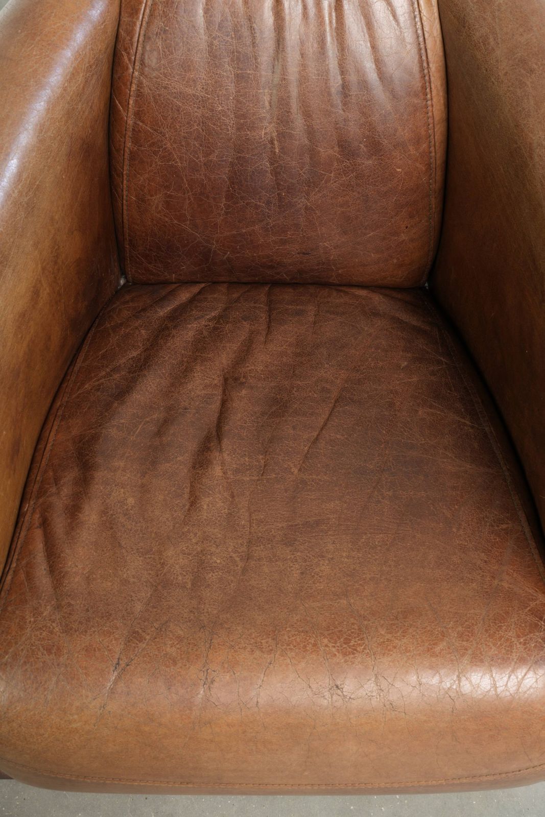 Tijdloze cognackleurige fauteuil in aviatorstijl van koeienleer photo vinterior