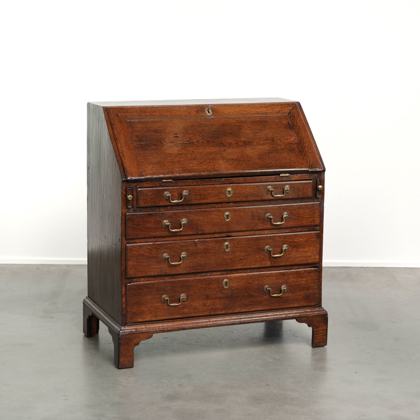 Zeer fraai 18e-eeuws Engels eiken secretaire met mooi interieur en lederen blad.