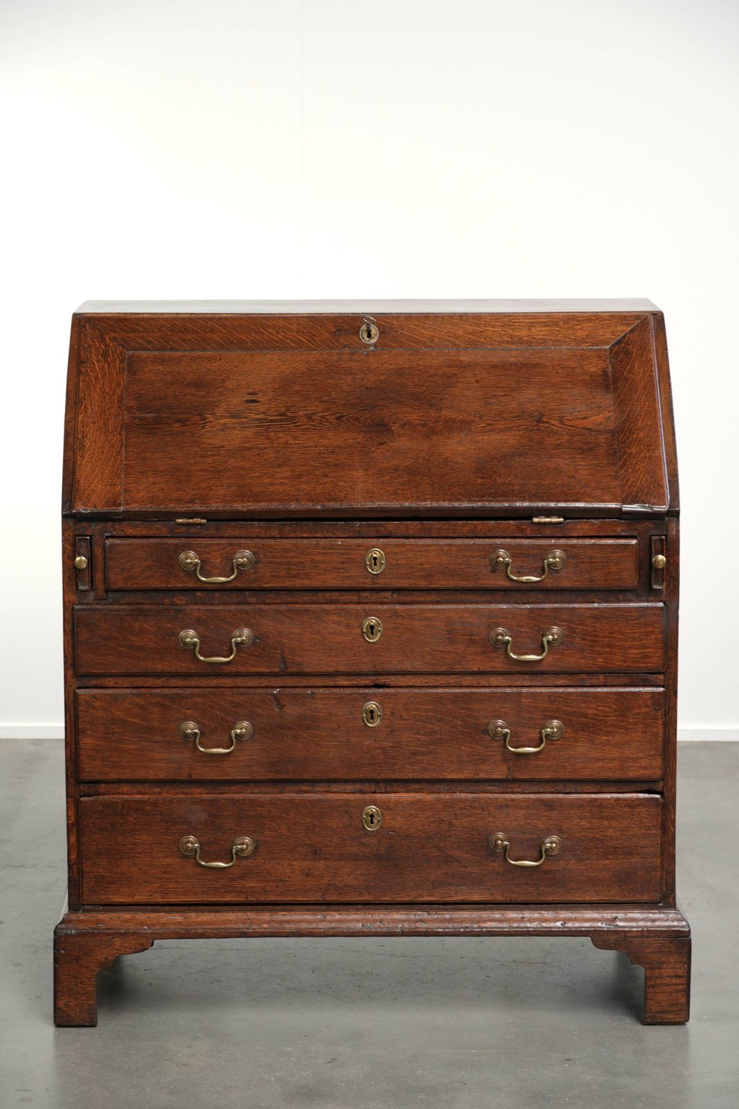 Zeer fraai 18e-eeuws Engels eiken secretaire met mooi interieur en lederen blad. photo furniture