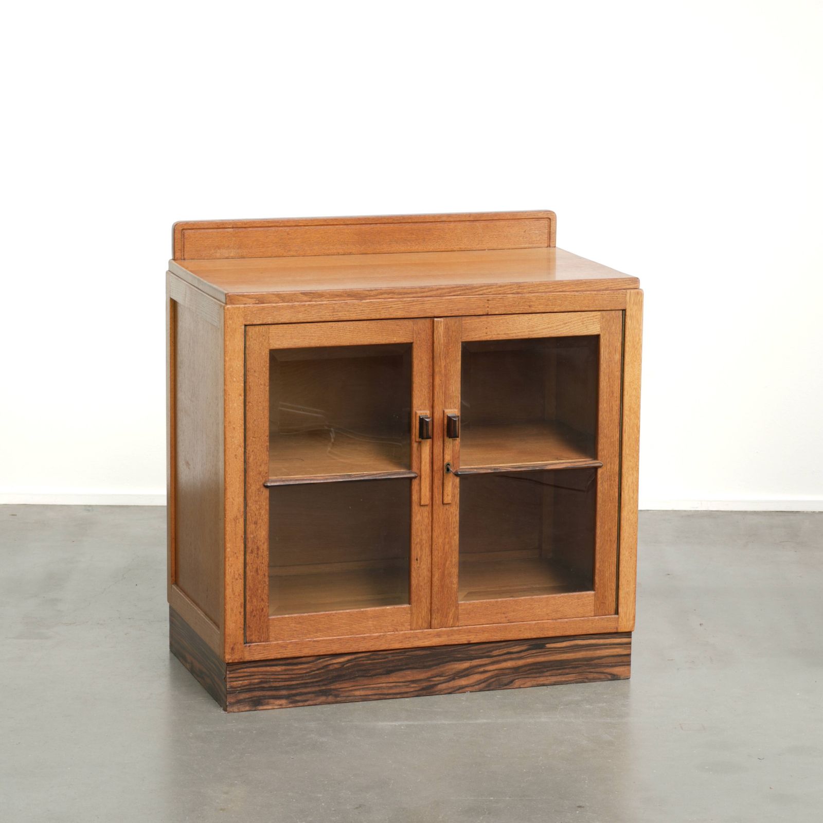 Fraaie subtiele Nederlandse eiken Amsterdam School kast, art deco kast met glazen deuren en mooie details