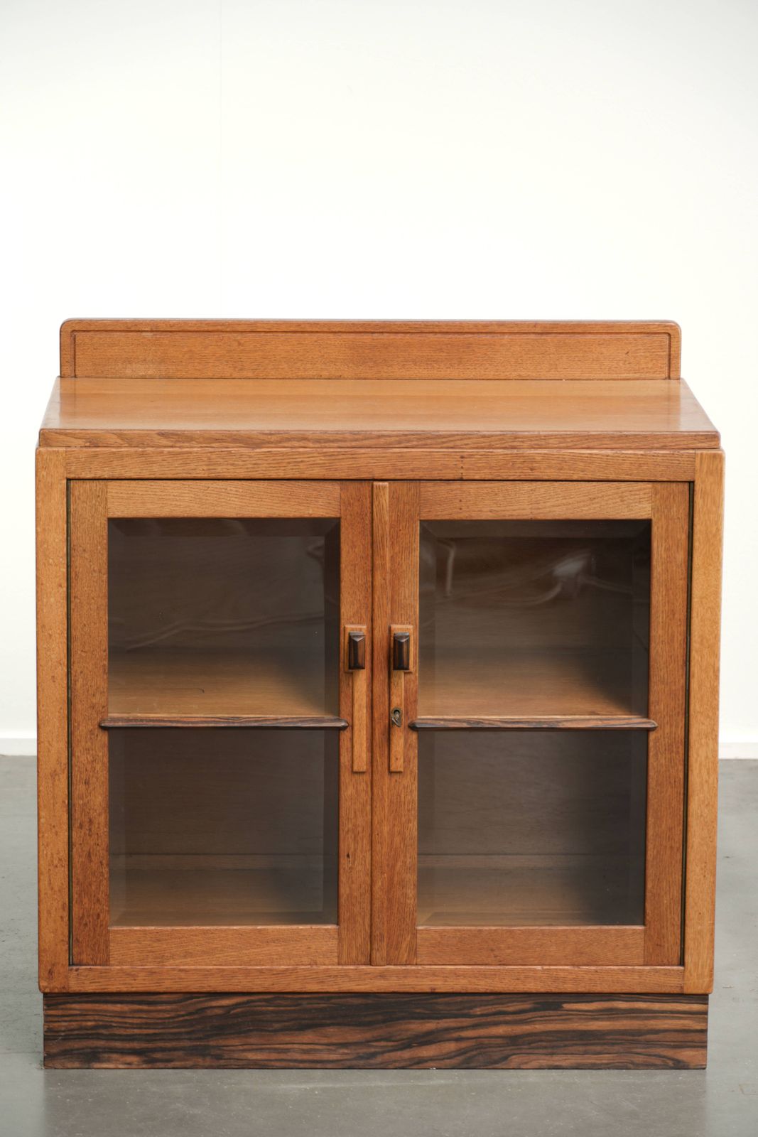 Fraaie subtiele Nederlandse eiken Amsterdam School kast, art deco kast met glazen deuren en mooie details photo furniture
